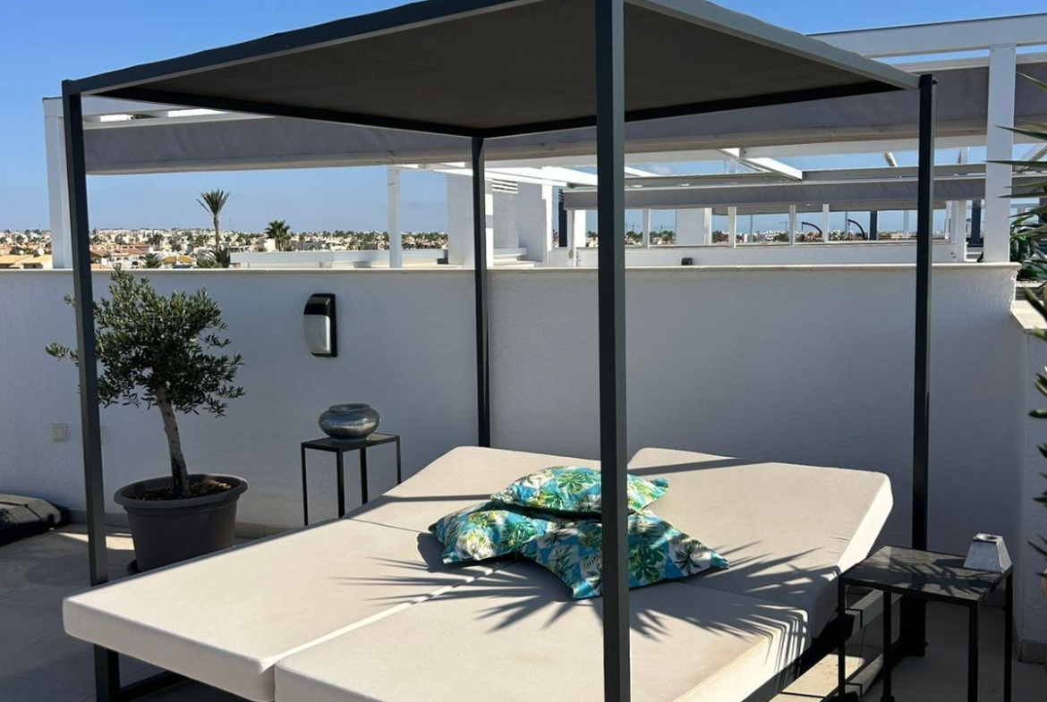 ÁTICO EN PLAYA FLAMENCA CON SOLARIUM PRIVADO. 2 DORM. 2 BAÑOS. 80 M2 DE SUPERFICIE. PISCINAS COMUN.