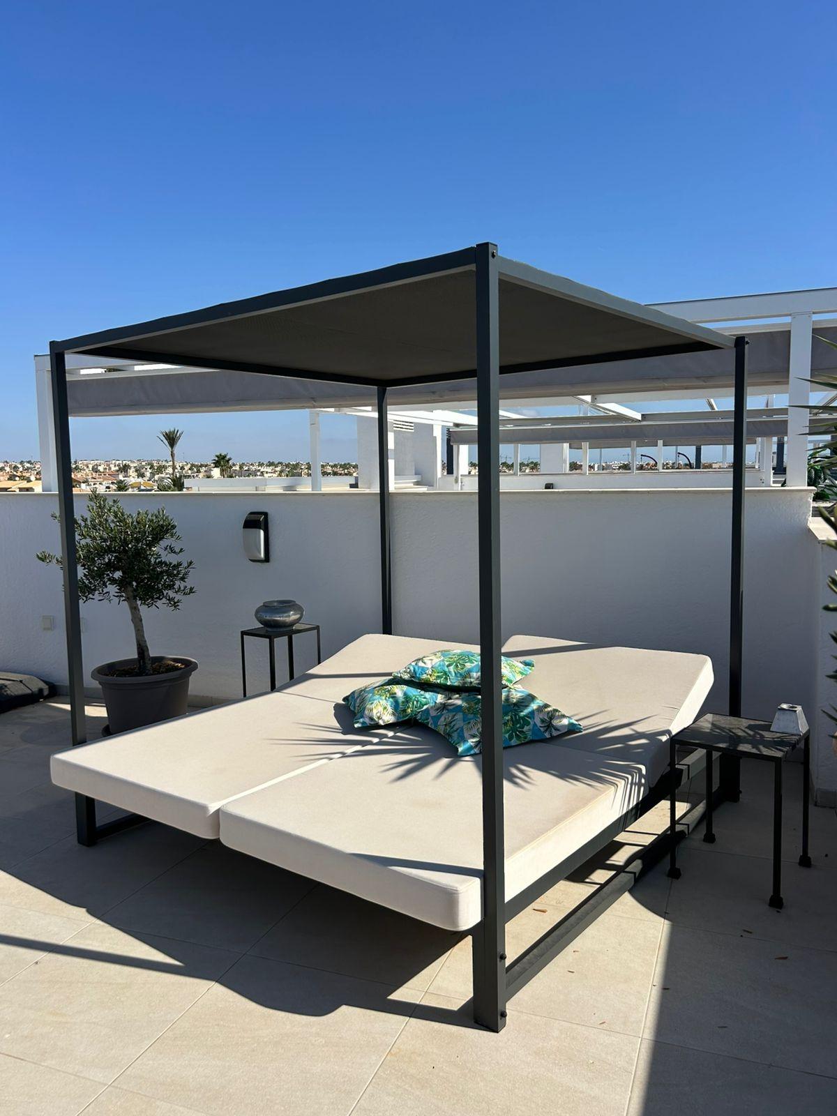 3-41-36 ÁTICO EN PLAYA FLAMENCA CON SOLARIUM PRIVADO. 2 DORM. 2 BAÑOS. 80 M2 DE SUPERFICIE. PISCINAS COMUN.