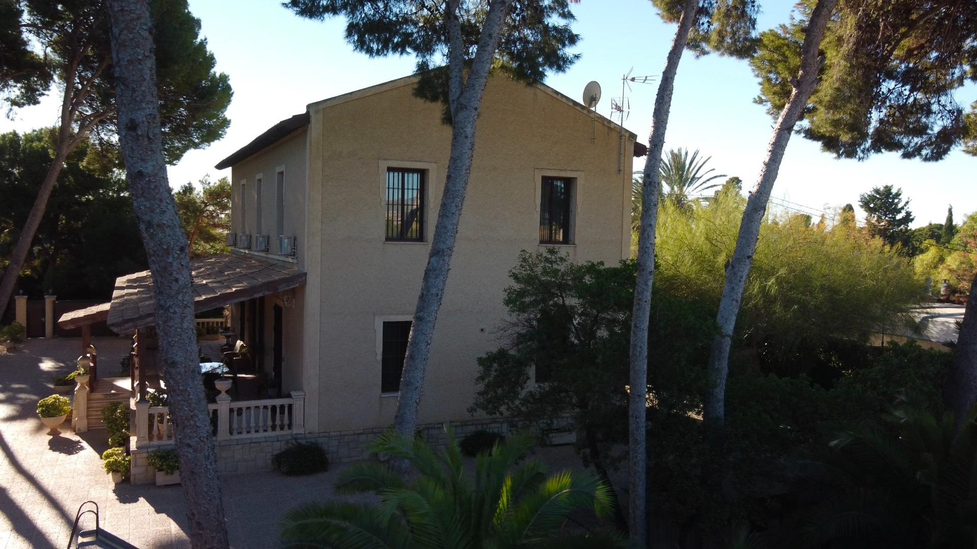 3-42-18 Rustic Oasis: Large House with Land All the Amenities
