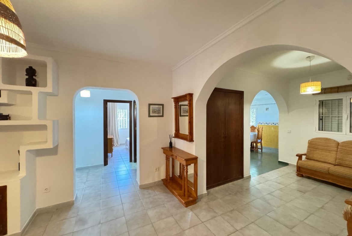 VILLA EN CABO ROIG A 800 METROS DE LA PLAYA CON PARCELA DE 890 M2. 3 DORM. 2 BAÑOS. PISCINA PRIVADA.