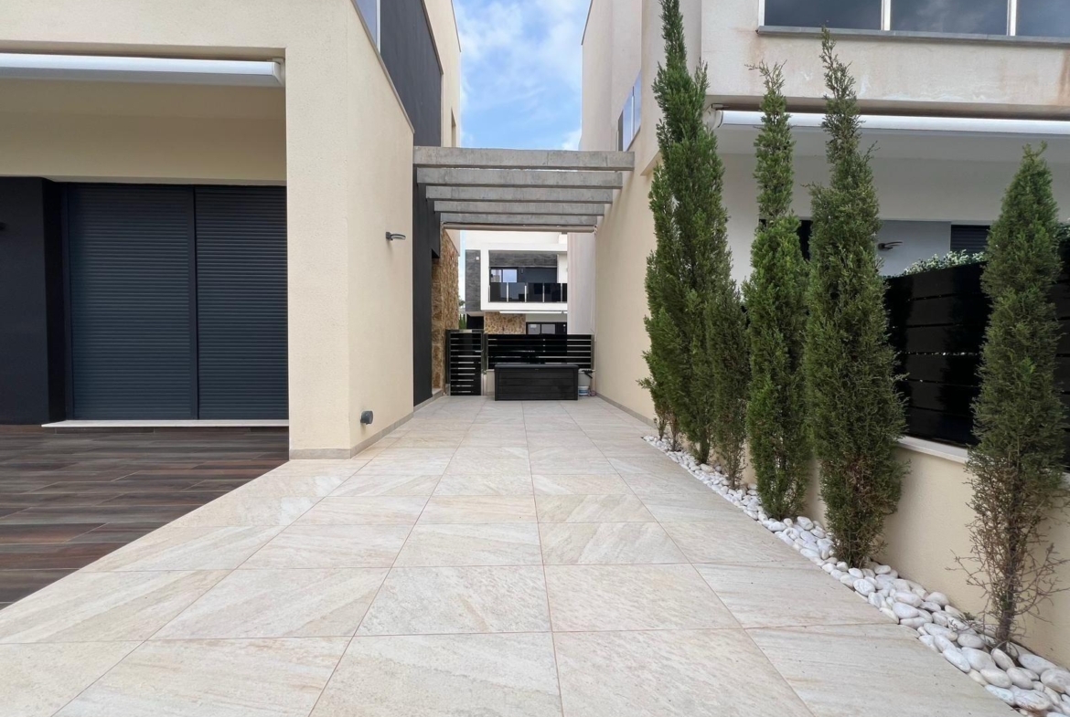 VILLA DE LUJO EN LOMAS DE CABO ROIG CON PISCINA PRIVADA Y PARCELA DE 200 M2. 3 DORM. 3 BAÑOS.
