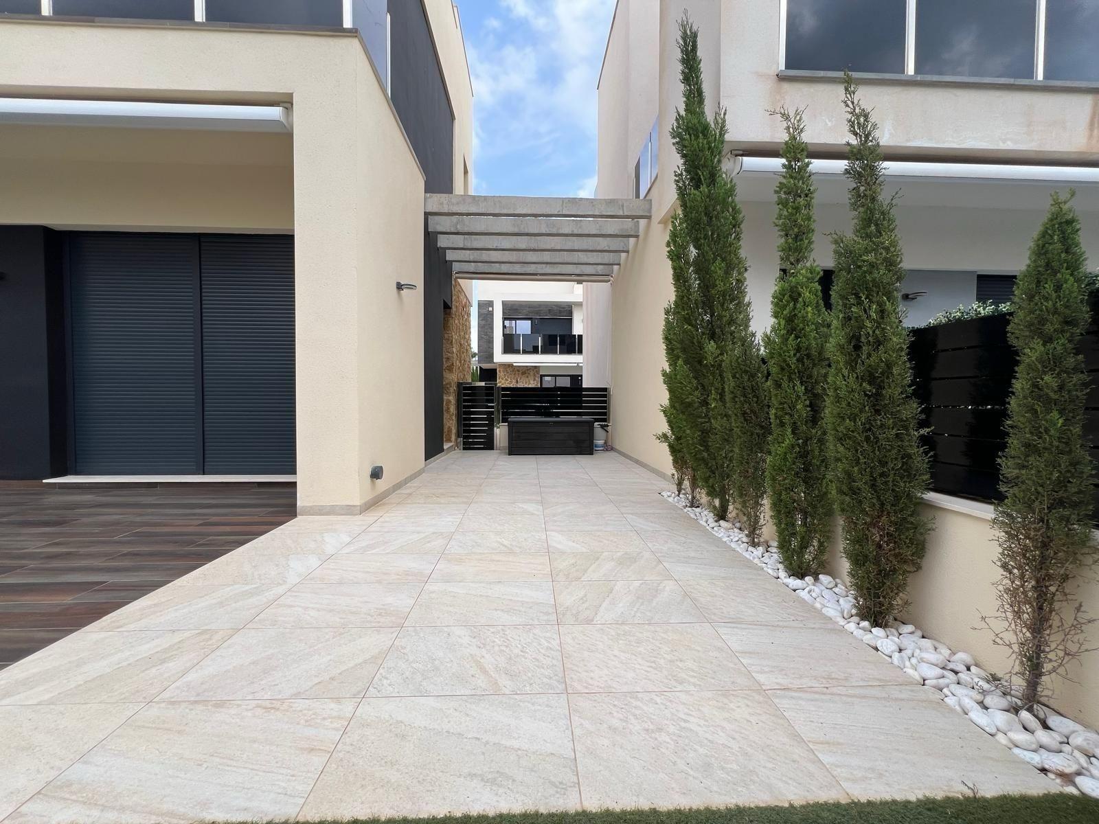 3-43-24 VILLA DE LUJO EN LOMAS DE CABO ROIG CON PISCINA PRIVADA Y PARCELA DE 200 M2. 3 DORM. 3 BAÑOS.