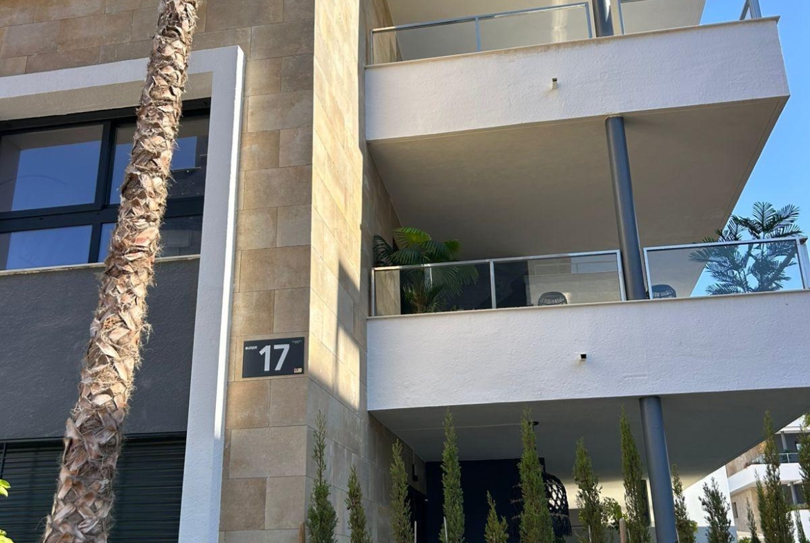 ÁTICO EN PLAYA FLAMENCA CON SOLARIUM PRIVADO. 2 DORM. 2 BAÑOS. 80 M2 DE SUPERFICIE. PISCINAS COMUN.