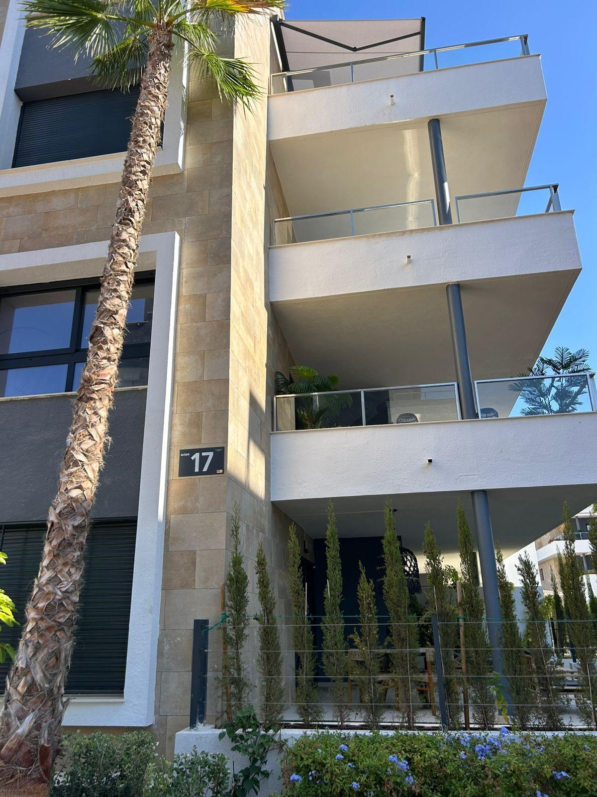3-43-33 ÁTICO EN PLAYA FLAMENCA CON SOLARIUM PRIVADO. 2 DORM. 2 BAÑOS. 80 M2 DE SUPERFICIE. PISCINAS COMUN.
