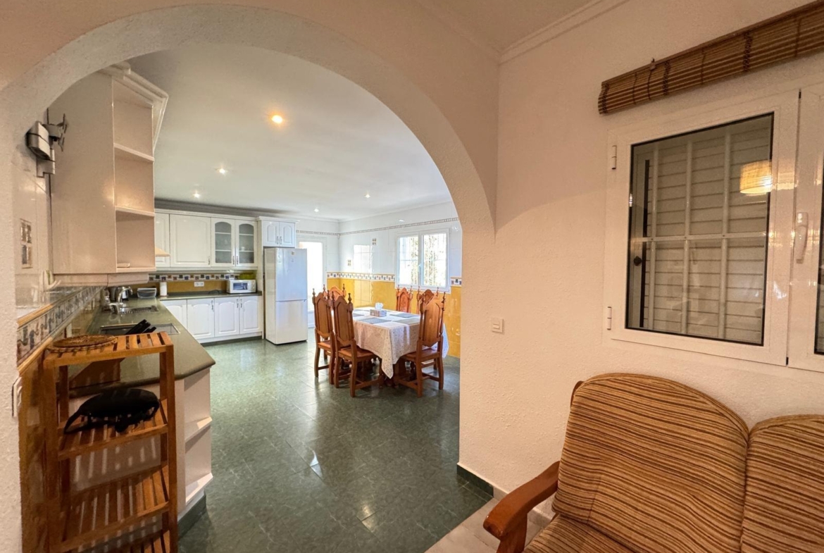 VILLA EN CABO ROIG A 800 METROS DE LA PLAYA CON PARCELA DE 890 M2. 3 DORM. 2 BAÑOS. PISCINA PRIVADA.