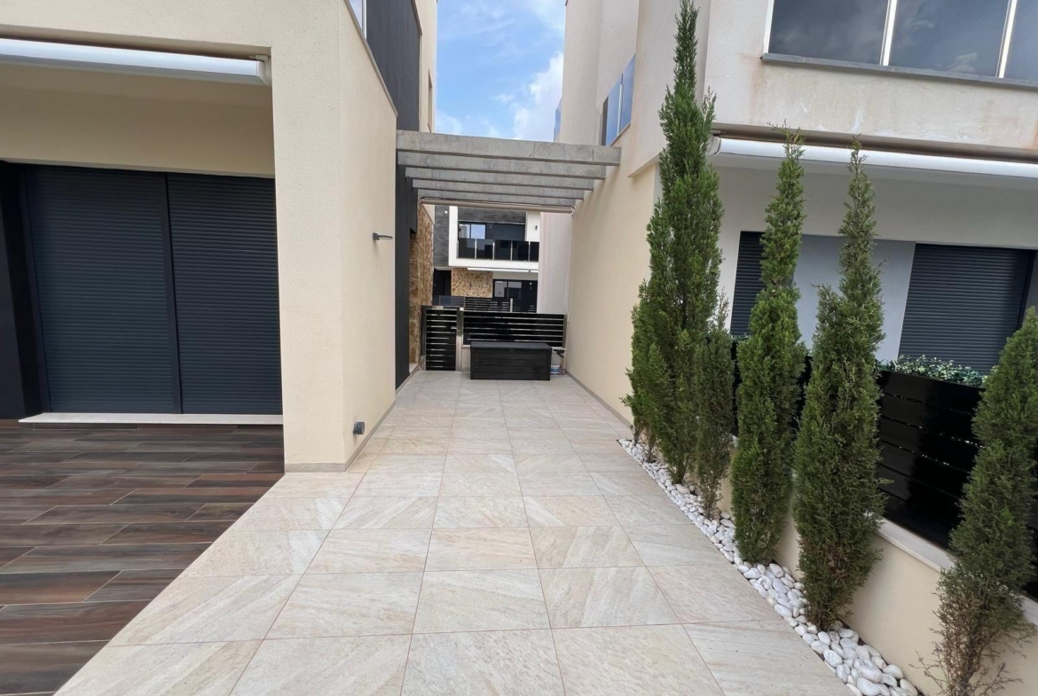 VILLA DE LUJO EN LOMAS DE CABO ROIG CON PISCINA PRIVADA Y PARCELA DE 200 M2. 3 DORM. 3 BAÑOS.