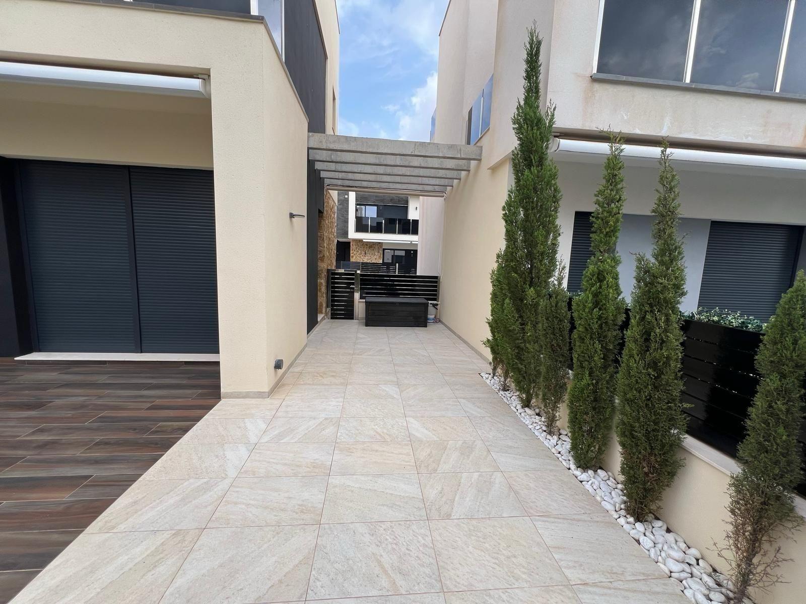 3-44-23 VILLA DE LUJO EN LOMAS DE CABO ROIG CON PISCINA PRIVADA Y PARCELA DE 200 M2. 3 DORM. 3 BAÑOS.