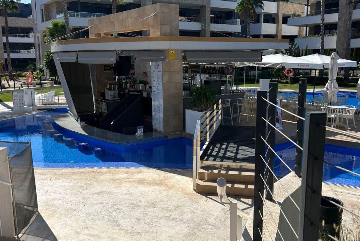 ÁTICO EN PLAYA FLAMENCA CON SOLARIUM PRIVADO. 2 DORM. 2 BAÑOS. 80 M2 DE SUPERFICIE. PISCINAS COMUN.