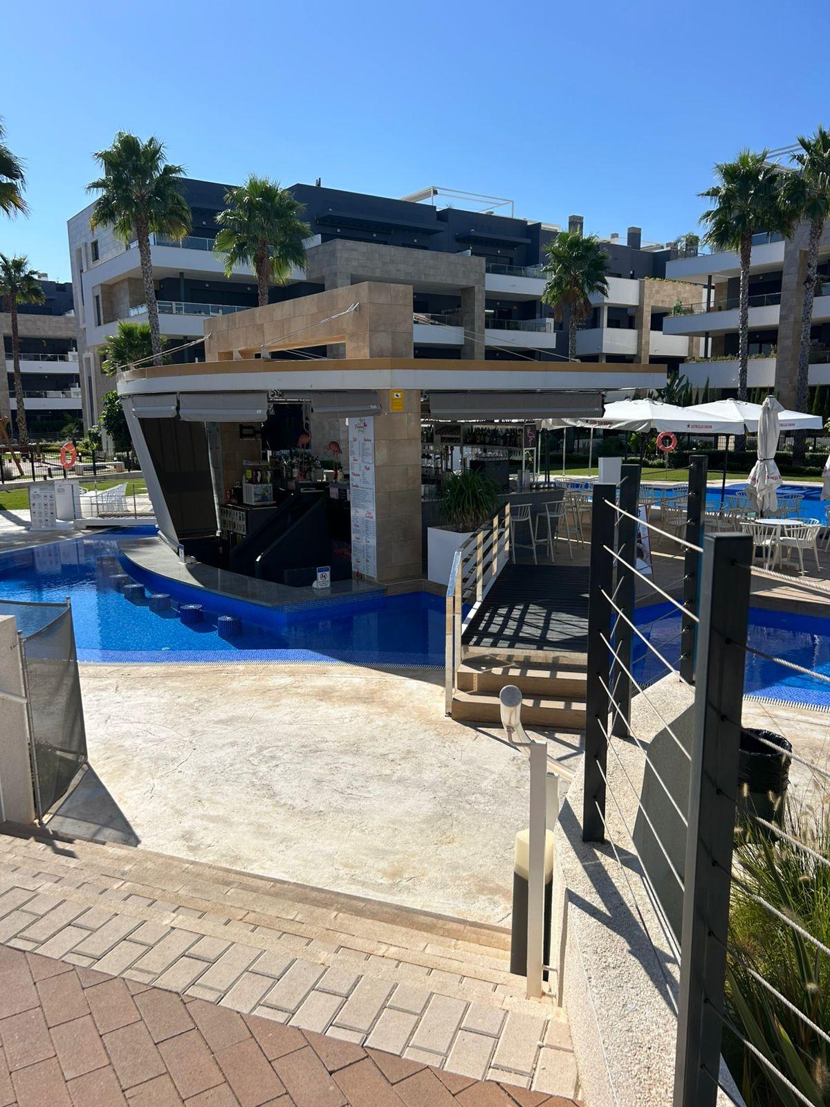 3-44-32 ÁTICO EN PLAYA FLAMENCA CON SOLARIUM PRIVADO. 2 DORM. 2 BAÑOS. 80 M2 DE SUPERFICIE. PISCINAS COMUN.