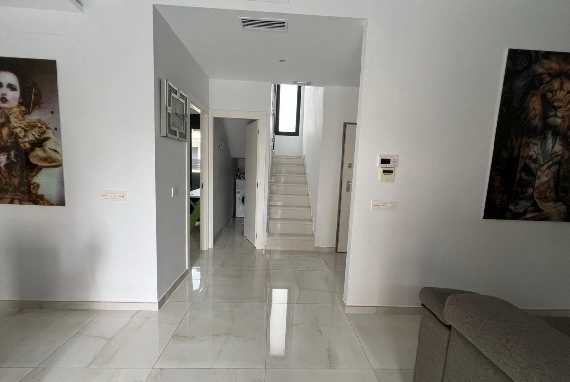 VILLA DE LUJO EN LOMAS DE CABO ROIG CON PISCINA PRIVADA Y PARCELA DE 200 M2. 3 DORM. 3 BAÑOS.