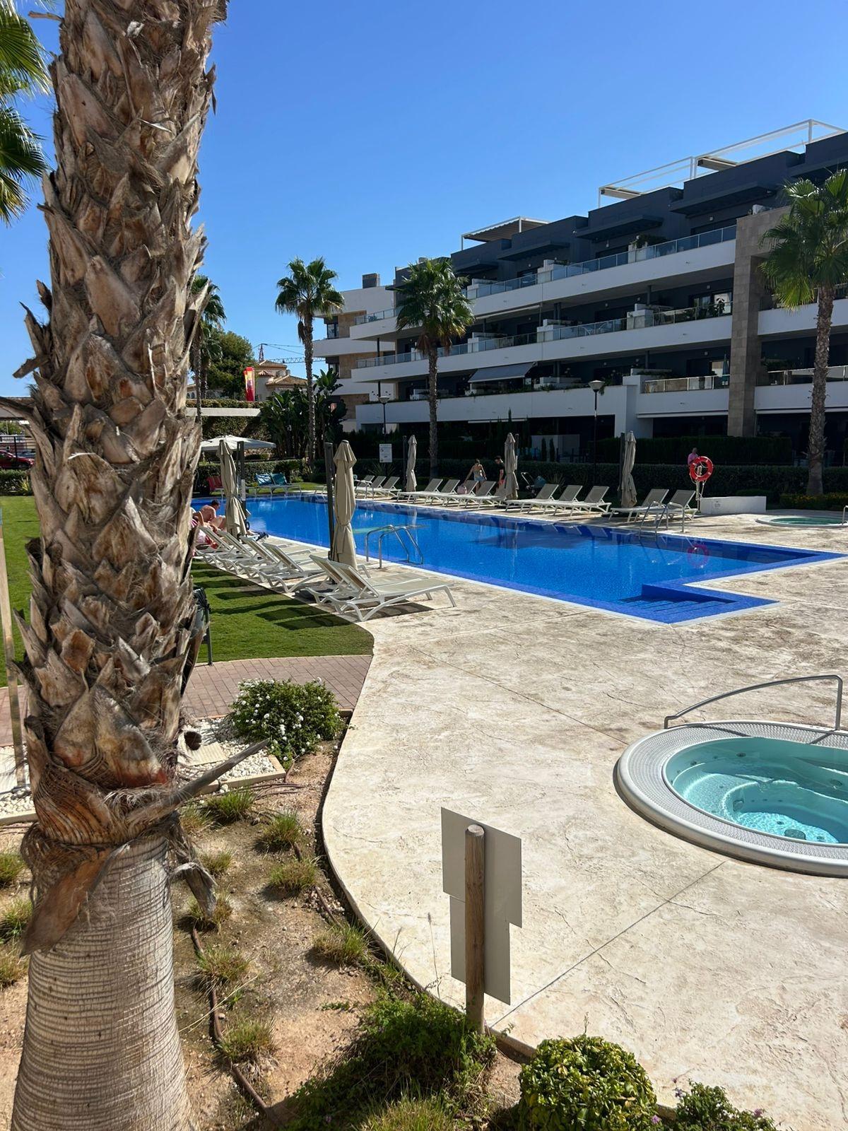 3-45-31 ÁTICO EN PLAYA FLAMENCA CON SOLARIUM PRIVADO. 2 DORM. 2 BAÑOS. 80 M2 DE SUPERFICIE. PISCINAS COMUN.
