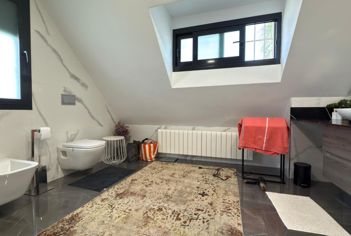 Detached villa with private pool and large plot