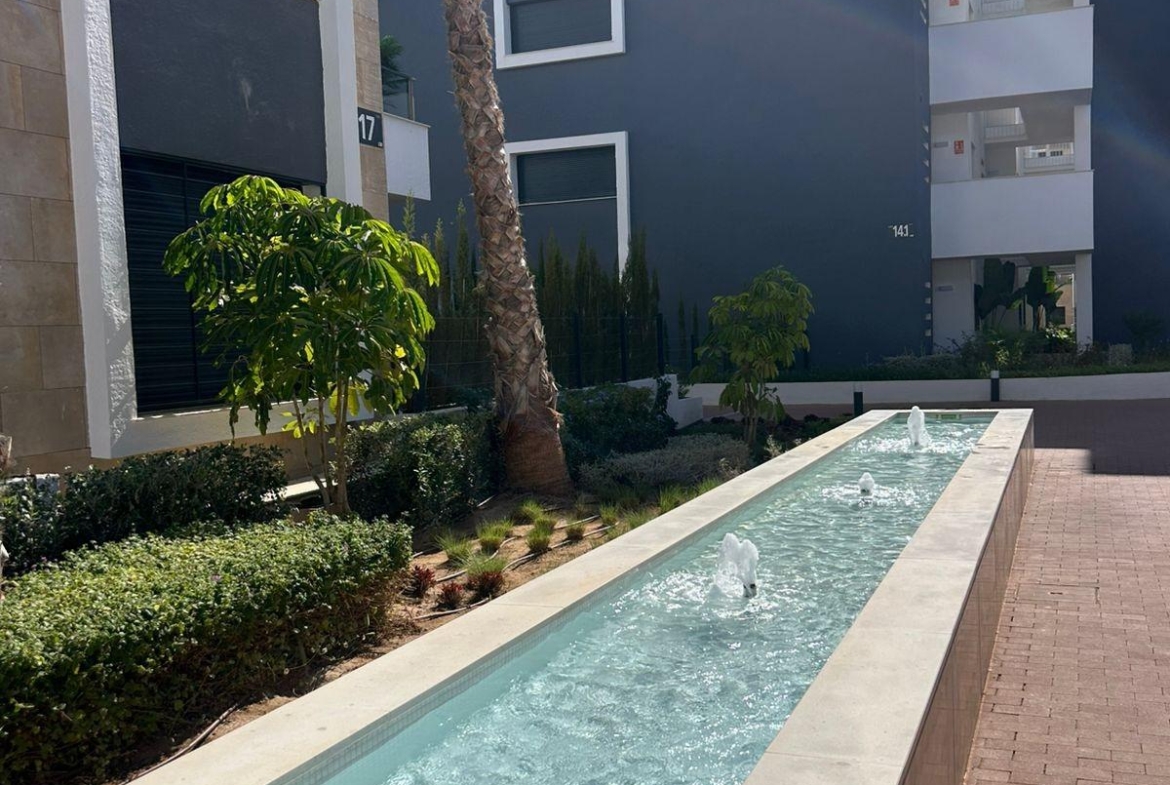 ÁTICO EN PLAYA FLAMENCA CON SOLARIUM PRIVADO. 2 DORM. 2 BAÑOS. 80 M2 DE SUPERFICIE. PISCINAS COMUN.