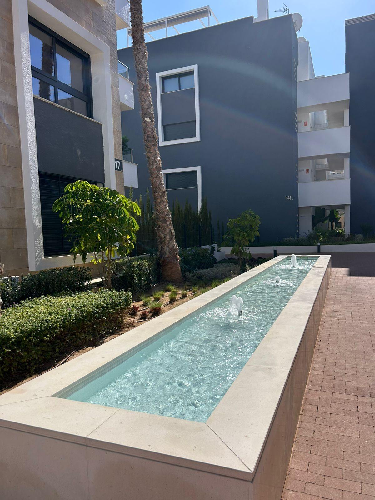 3-46-29 ÁTICO EN PLAYA FLAMENCA CON SOLARIUM PRIVADO. 2 DORM. 2 BAÑOS. 80 M2 DE SUPERFICIE. PISCINAS COMUN.