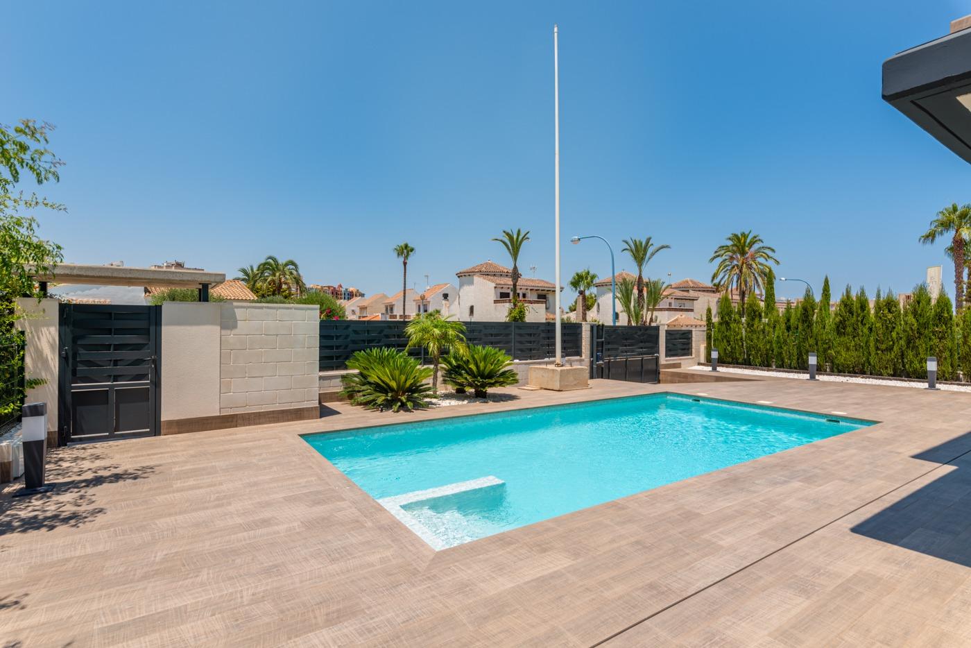 OBRA NUEVA EN LA MANGA. VILLA DE LUJO. 3 DORM. 3 BAÑOS. 440 PARCELA. PISCINA PROPIA.PLAYA A 350M