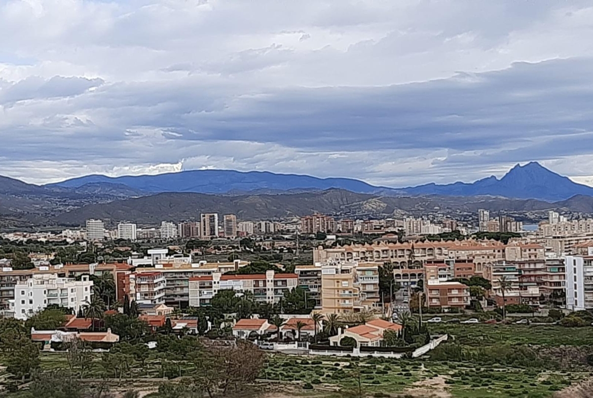 Excepcional piso en 2ª línea en playa Muchavista con vistas panorámicas al mar y a la montaña
