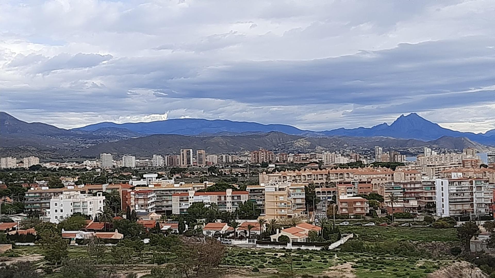 Excepcional piso en 2ª línea en playa Muchavista con vistas panorámicas al mar y a la montaña