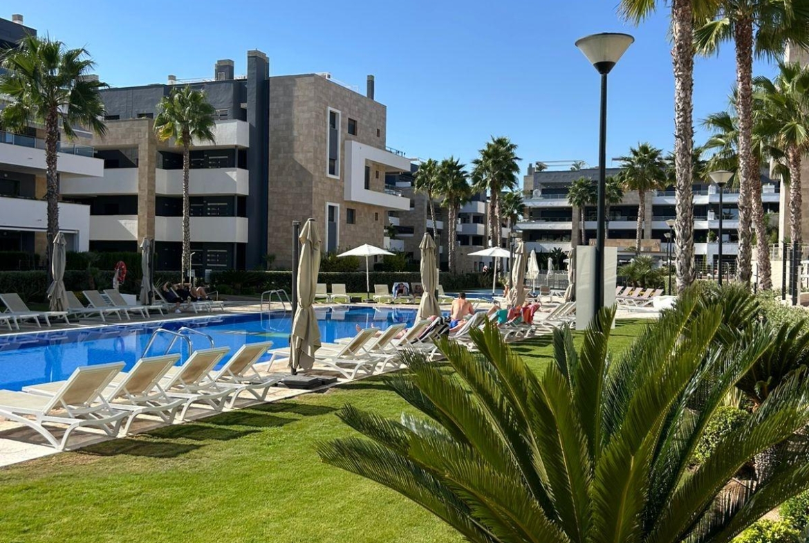 ÁTICO EN PLAYA FLAMENCA CON SOLARIUM PRIVADO. 2 DORM. 2 BAÑOS. 80 M2 DE SUPERFICIE. PISCINAS COMUN.