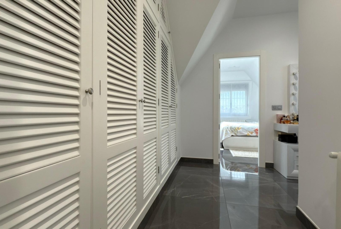 Detached villa with private pool and large plot