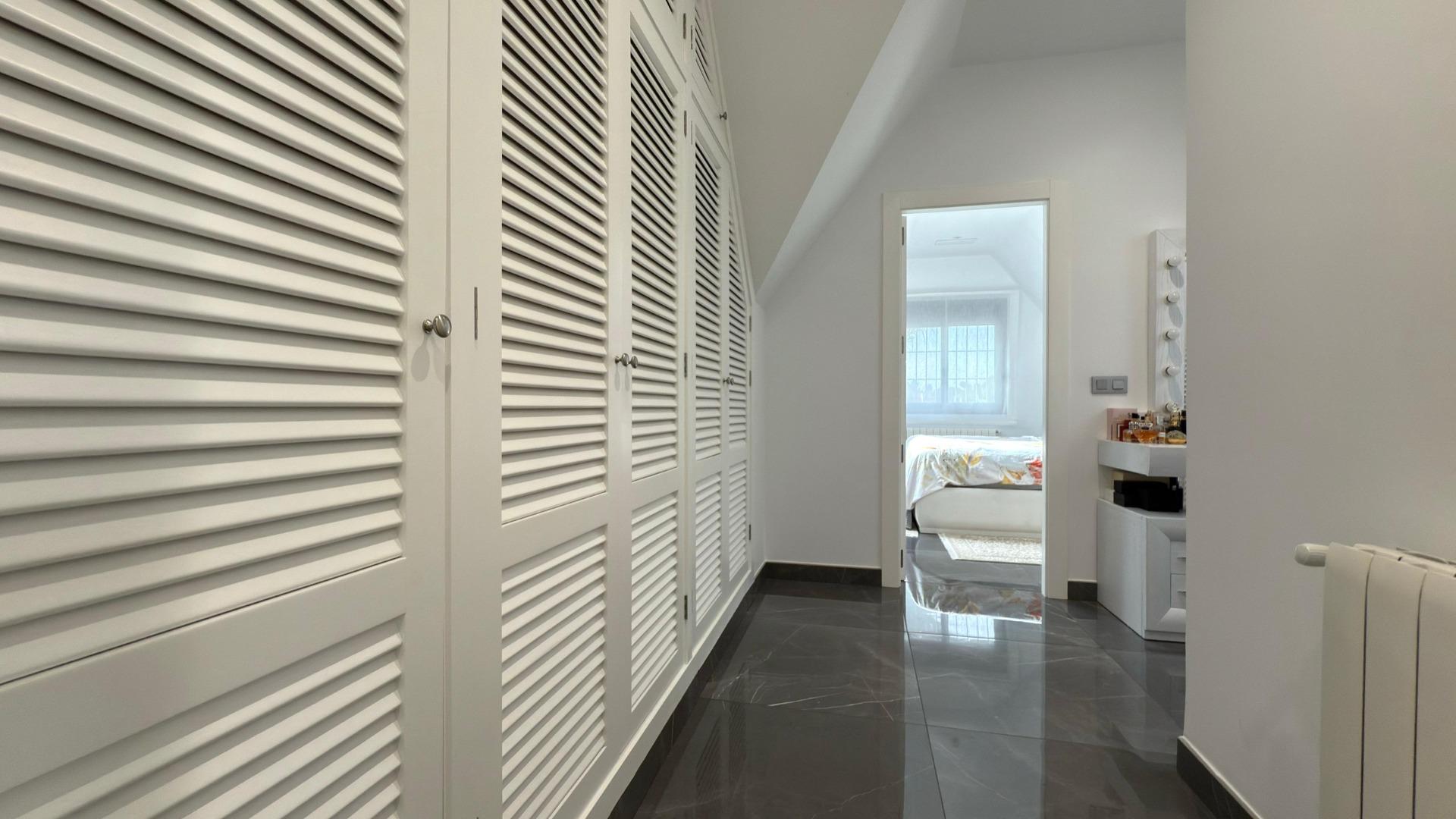 3-48-12 Detached villa with private pool and large plot