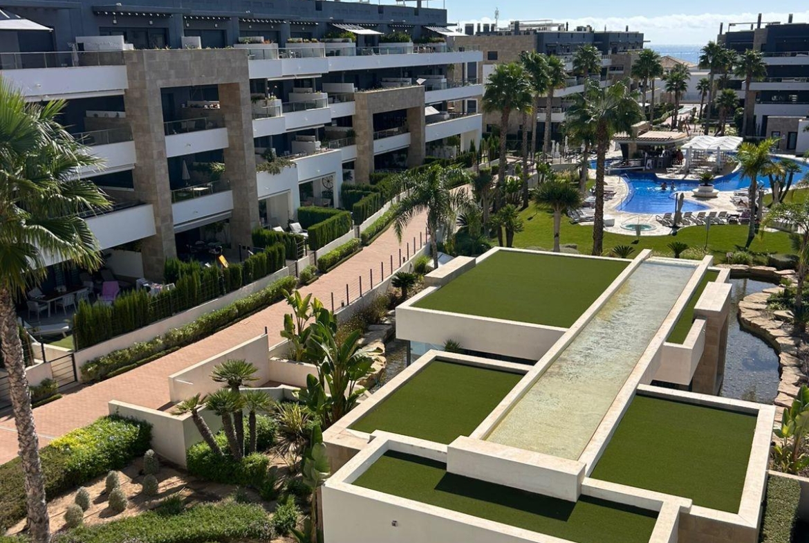 ÁTICO EN PLAYA FLAMENCA CON SOLARIUM PRIVADO. 2 DORM. 2 BAÑOS. 80 M2 DE SUPERFICIE. PISCINAS COMUN.