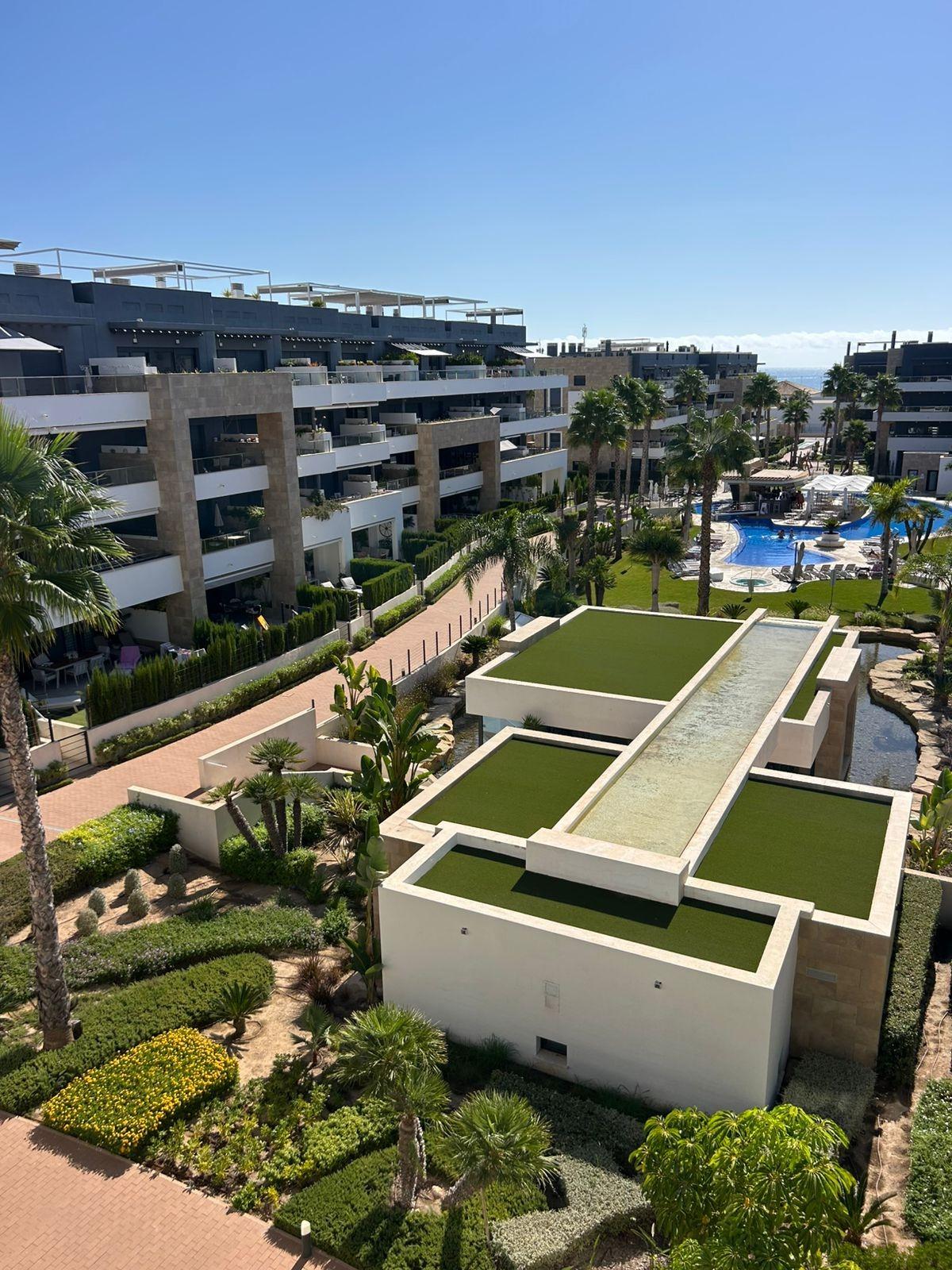 3-48-26 ÁTICO EN PLAYA FLAMENCA CON SOLARIUM PRIVADO. 2 DORM. 2 BAÑOS. 80 M2 DE SUPERFICIE. PISCINAS COMUN.