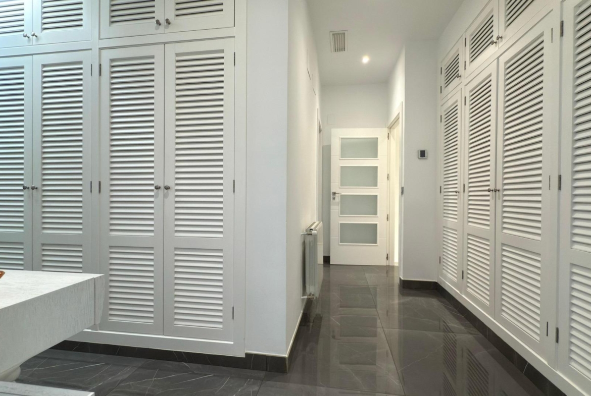 Detached villa with private pool and large plot