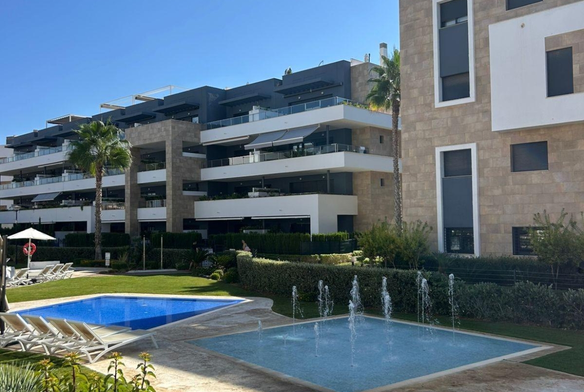 ÁTICO EN PLAYA FLAMENCA CON SOLARIUM PRIVADO. 2 DORM. 2 BAÑOS. 80 M2 DE SUPERFICIE. PISCINAS COMUN.