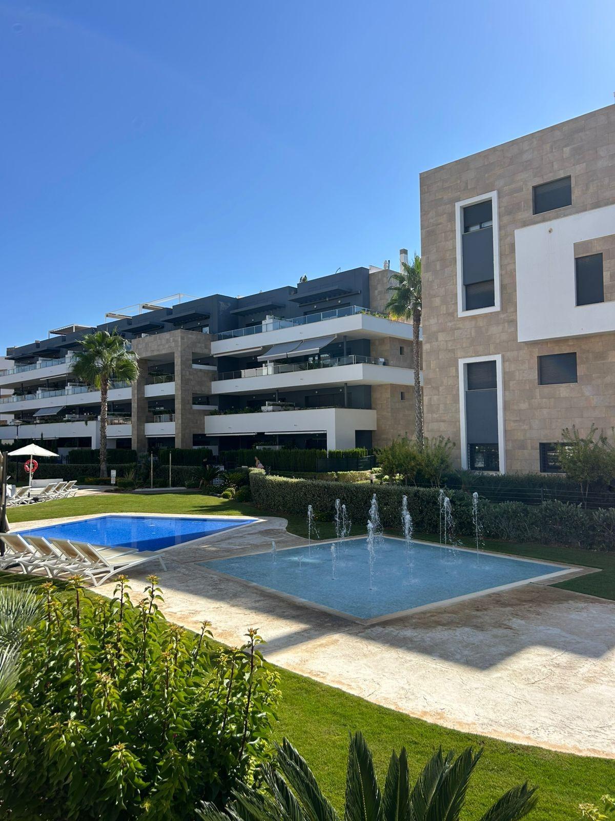 3-49-24 ÁTICO EN PLAYA FLAMENCA CON SOLARIUM PRIVADO. 2 DORM. 2 BAÑOS. 80 M2 DE SUPERFICIE. PISCINAS COMUN.