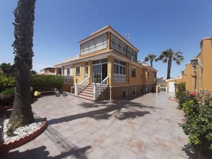SPECTACULAR VILLA WITH 6 BEDROOMS AND 4 BATHROOMS IN AGUAS NUEVAS