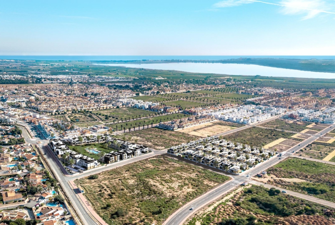 OBRA NUENA! BUNGALOWS PLANTA ALTA Y PLANTA BAJA. GARAJE+TRASTERO. PISCINA.AMUEBLADO