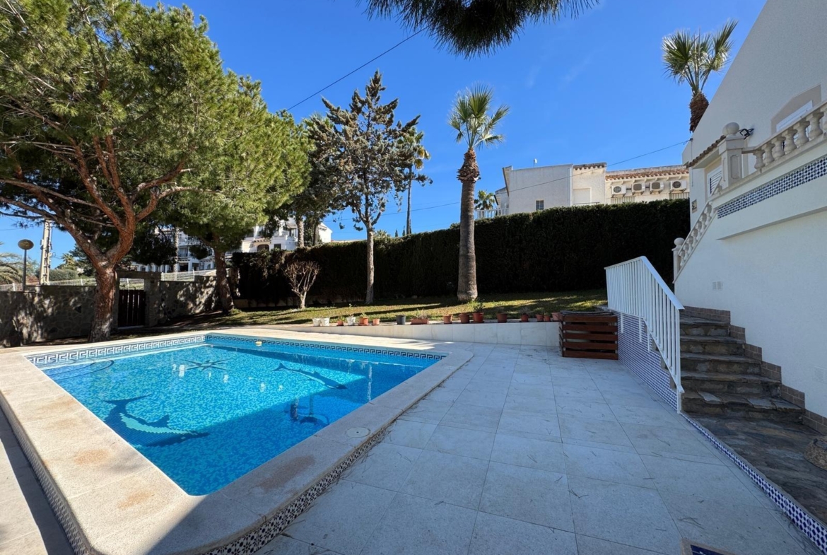 VILLA EN CABO ROIG A 800 METROS DE LA PLAYA CON PARCELA DE 890 M2. 3 DORM. 2 BAÑOS. PISCINA PRIVADA.