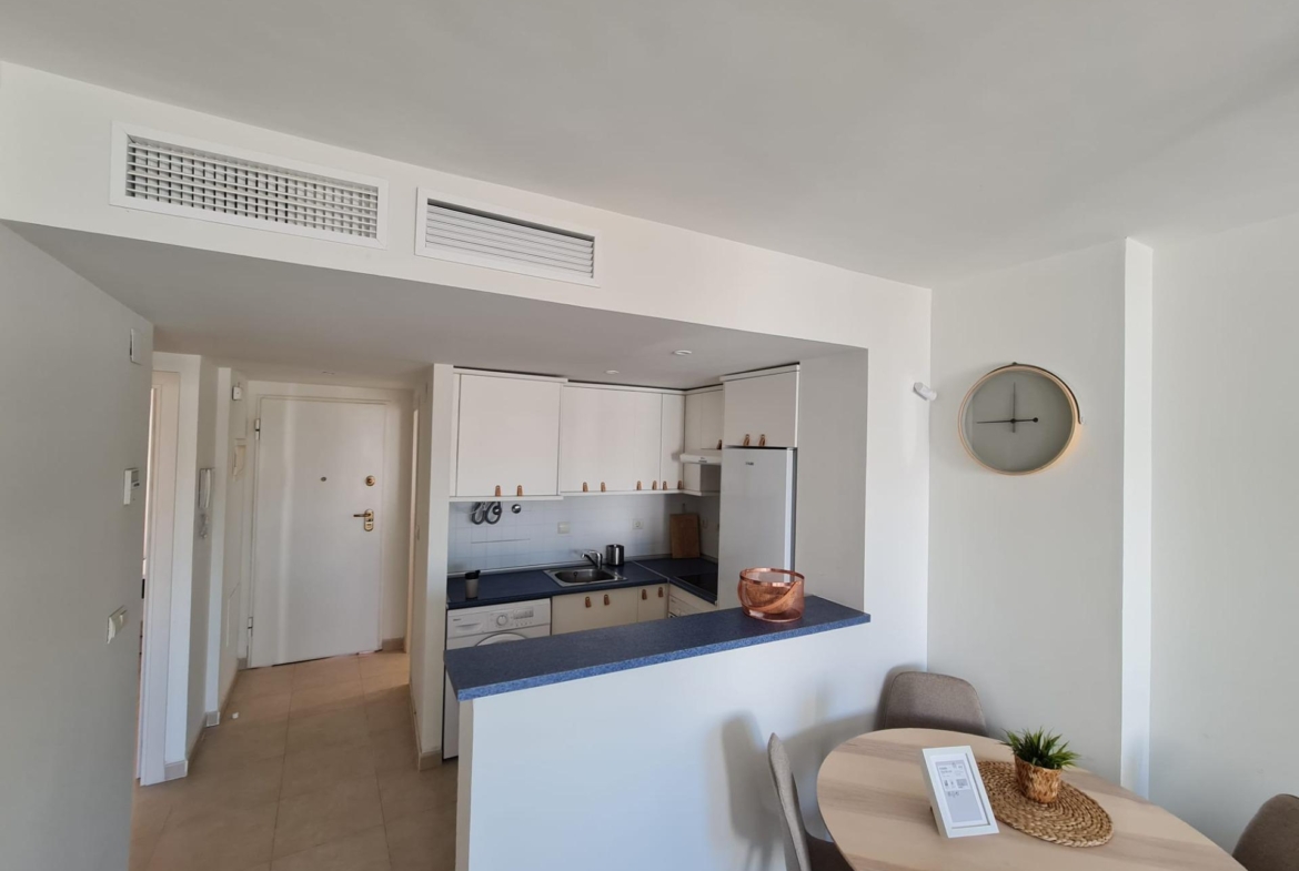 SEMINUEVO APARTAMENTO EN ORIHUELA COSTA DE 2 DORM. 2 BAÑOS. PARKING INCLUIDO. PISCINA COMUNITARIA.