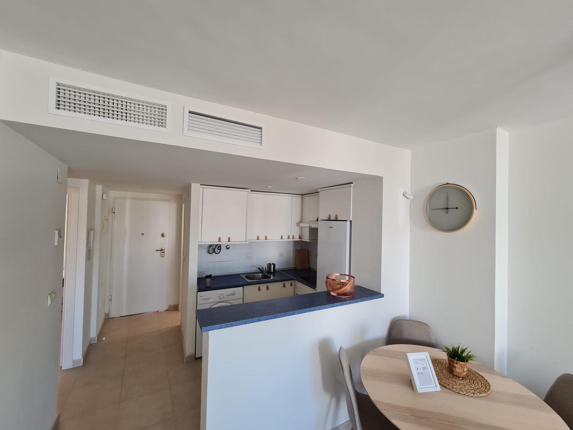 SEMINUEVO APARTAMENTO EN ORIHUELA COSTA DE 2 DORM. 2 BAÑOS. PARKING INCLUIDO. PISCINA COMUNITARIA.