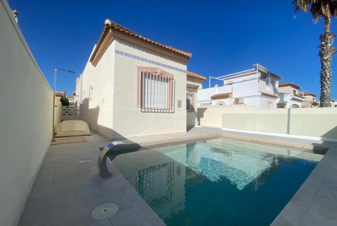 Detached chalet in Torrevieja (Torreblanca), just 300 meters from the sea.