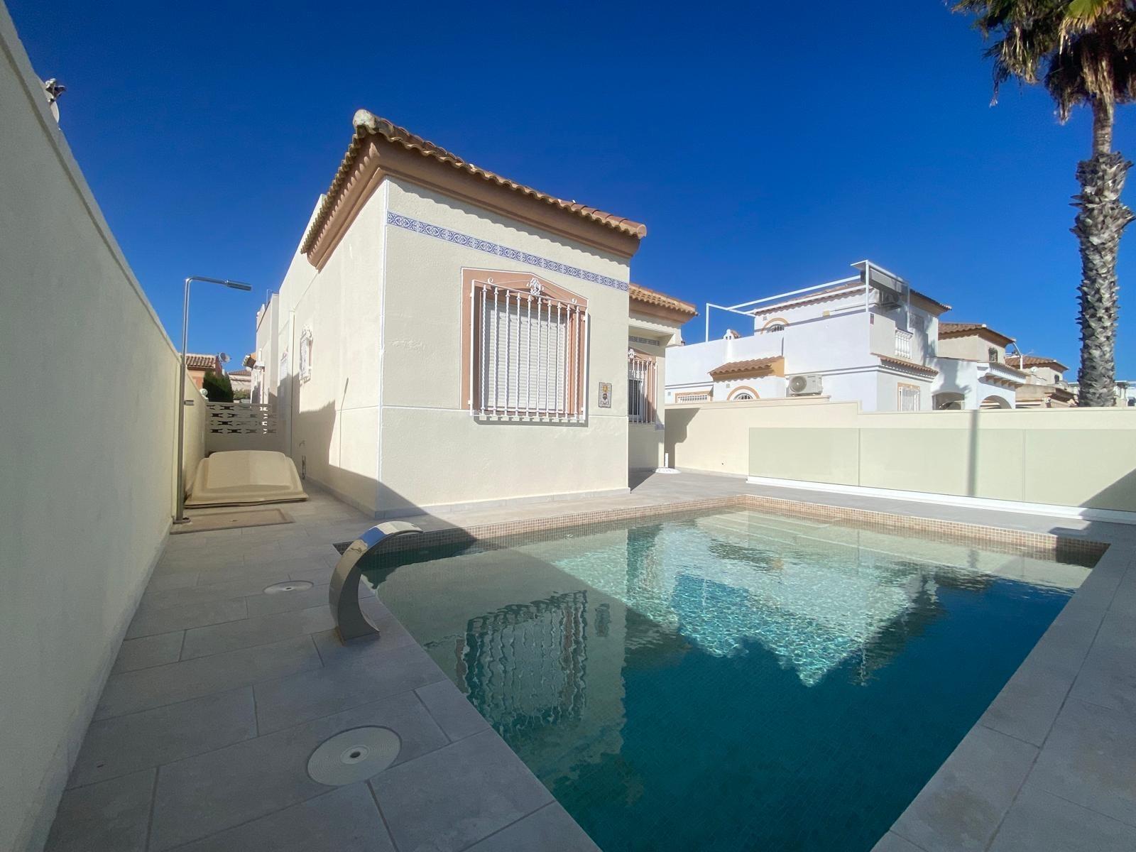 Detached chalet in Torrevieja (Torreblanca), just 300 meters from the sea.