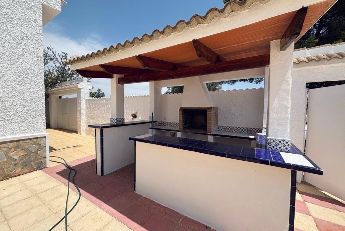 VILLA ESTILO MEDITERRANEO EN CIUDAD QUESADA CON PARCELA DE 500 M2 Y PROPIA PISCINA. 3 DORM. 2 BAÑOS. 110 M2 DE CASA.