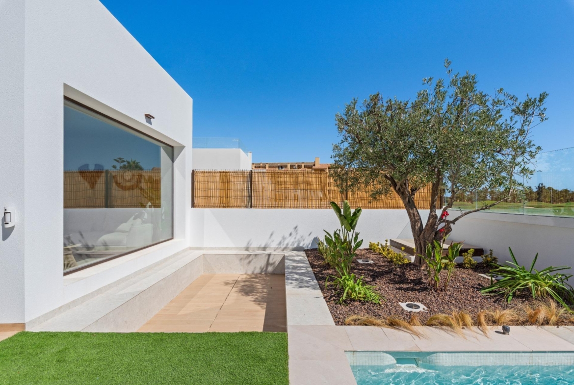 NEW BUILD VILLA IN LOS ALCÁZARES WITH VIEWS TO MAR MENOR. WITH PRIVATE POOL AND PARKING. 3 BEDROOMS. 2 BATHROOMS. PLOT 297 M2.