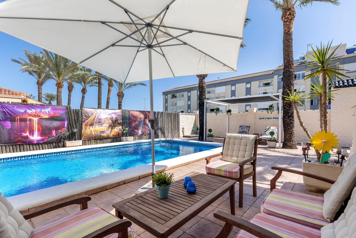 VILLA EN PUNTA PRIMA A 100 METROS DE PLAYA CON SUPERFICIE 212 M2. CON PARCELA DE 442 M2. CON PISCINA PRIVADA.