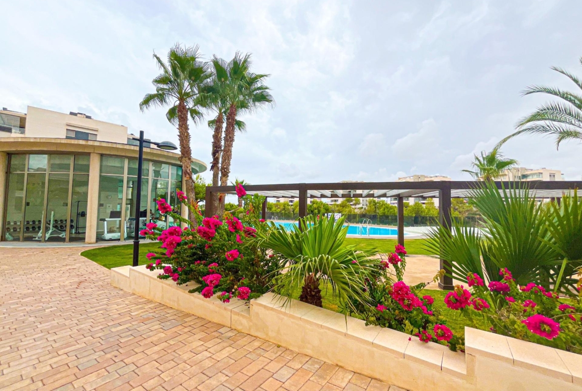 APARTAMENTO EN RESIDENCIAL GREEN HILS DE 2 DORM. 2 BAÑOS. PARKING INCLUIDO. PISCINA. GYM. SUPERFICIE 93 M2.
