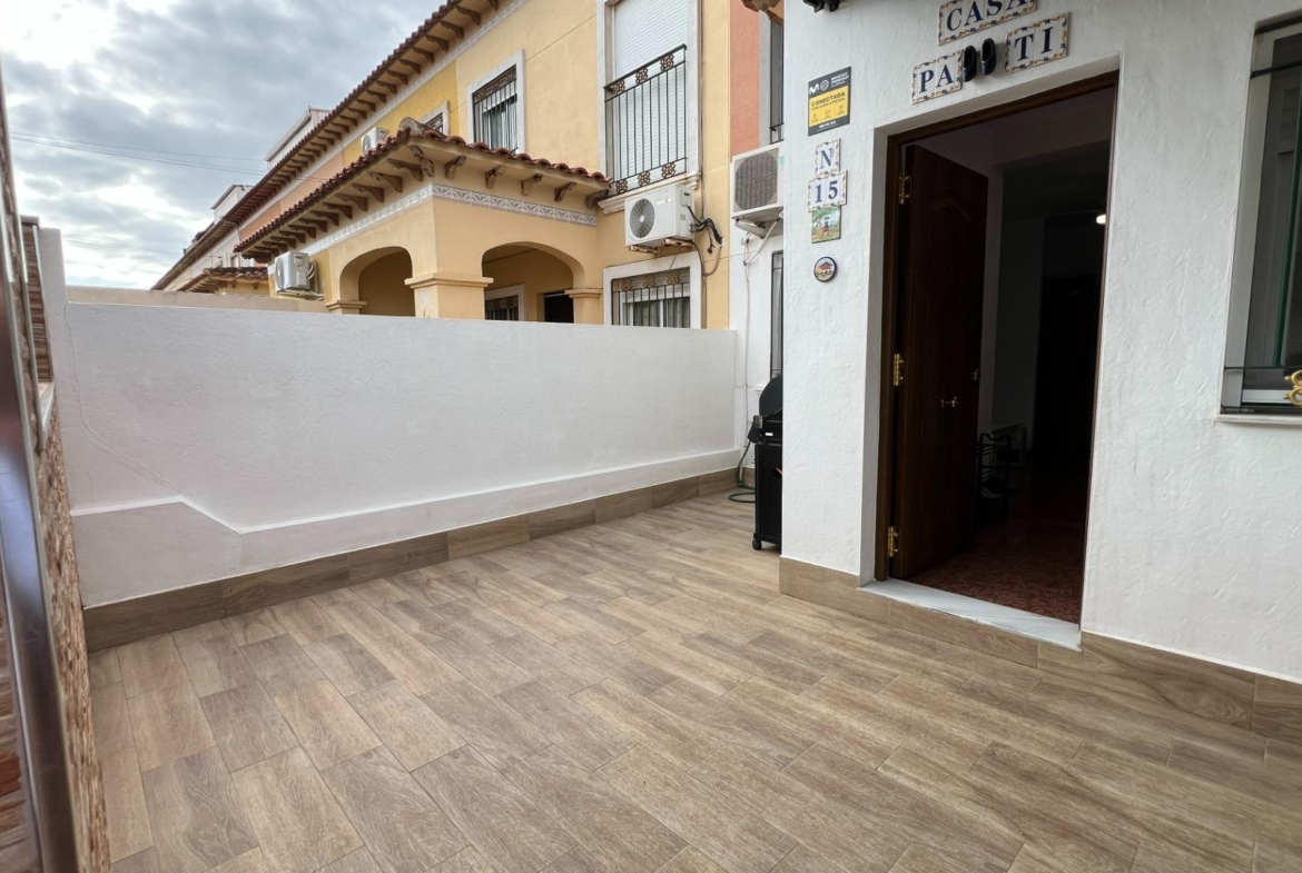 🏡 Your lakeside home with ☀️ solarium and 🌿 private garden in Torrevieja!