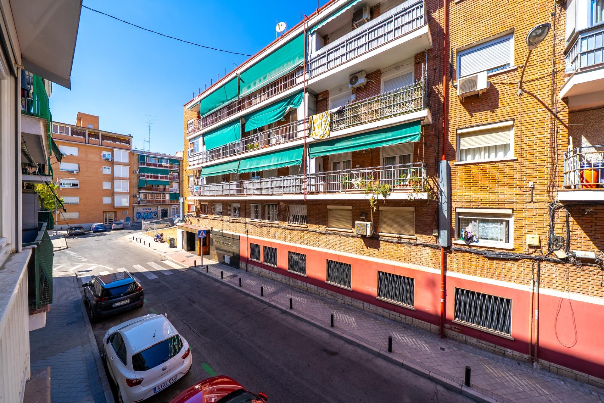 3-5-207 BRIGHT EXTERIOR APARTMENT IN CIUDAD LINEAL