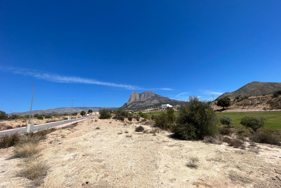 Parcela edificable junto a Puig Campana Golf