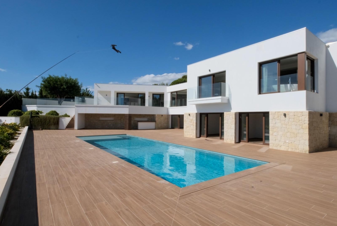 “Stunning Villa with scenic views to the sea and valle  in Altea”