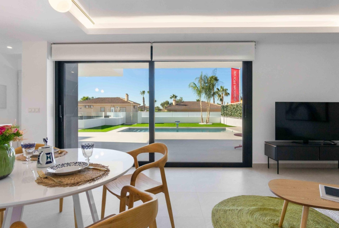 LUXURY VILLAS. NEW CONSTRUCTION. PILOT FLAT DONE.