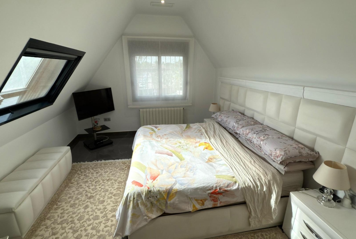 Detached villa with private pool and large plot