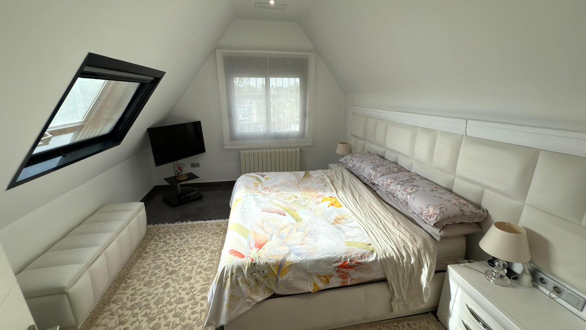 3-50-10 Detached villa with private pool and large plot