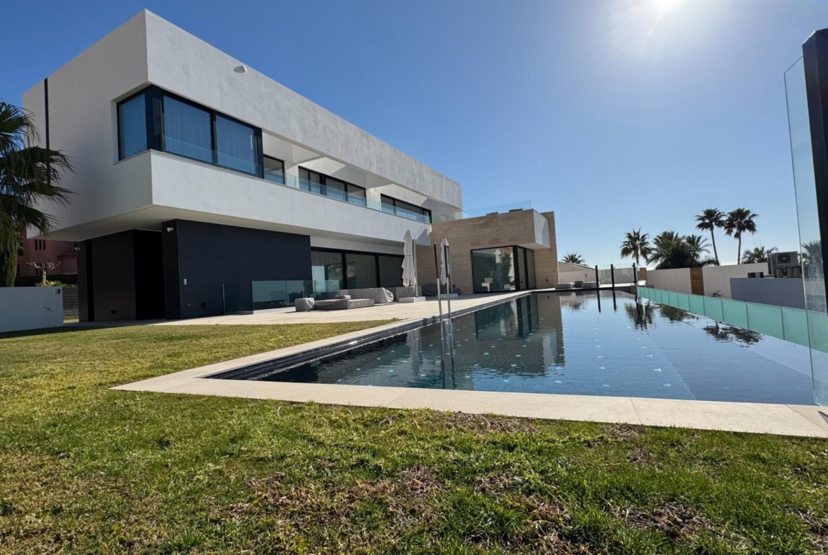 Unique Villa in Sierra Cortina