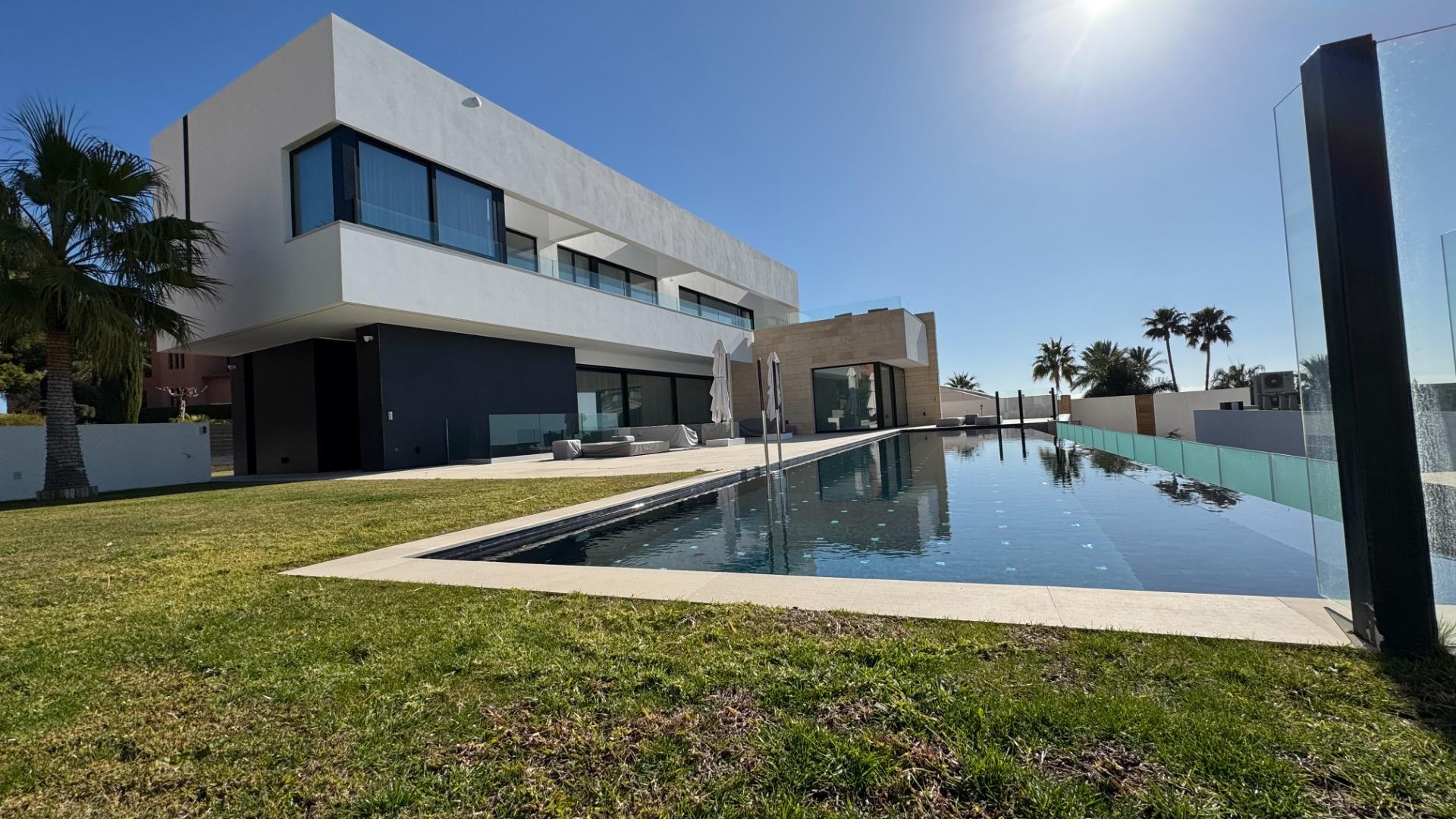 3-50-13 Unique Villa in Sierra Cortina