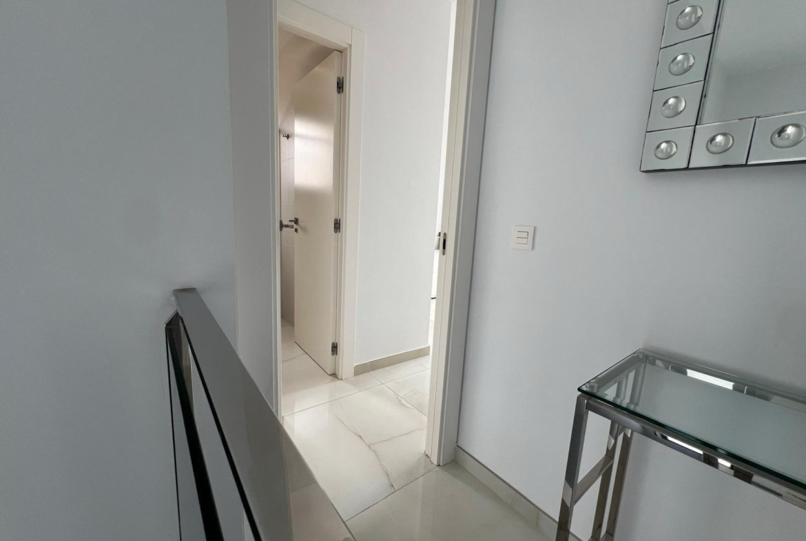 VILLA DE LUJO EN LOMAS DE CABO ROIG CON PISCINA PRIVADA Y PARCELA DE 200 M2. 3 DORM. 3 BAÑOS.